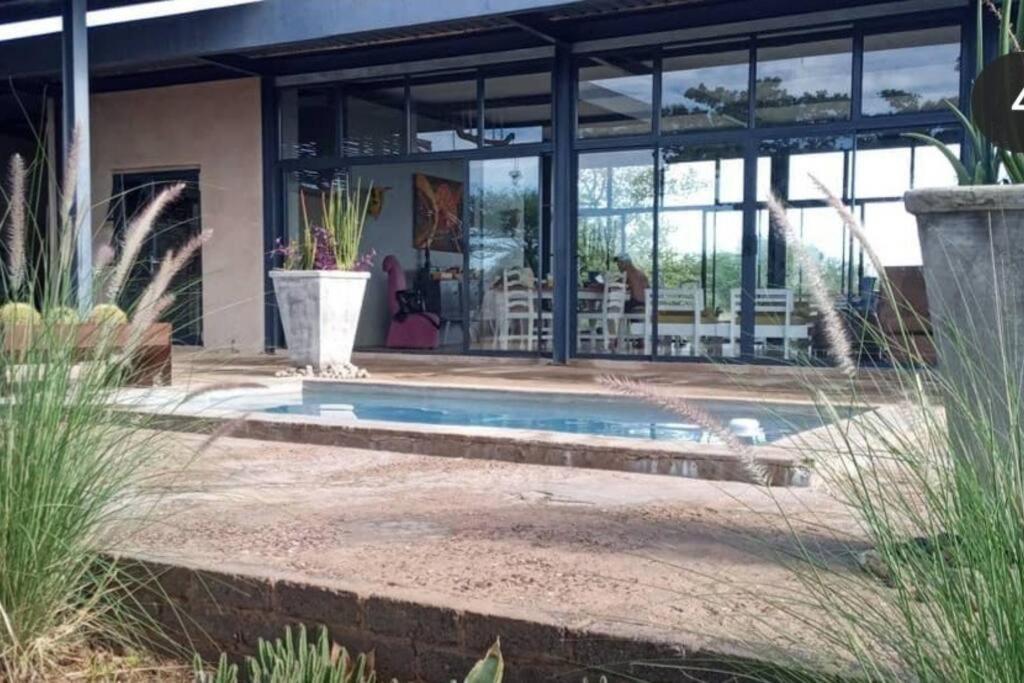Hackberry House Black Thorn Cottage, Off Grid Khemsbok Екстер'єр фото