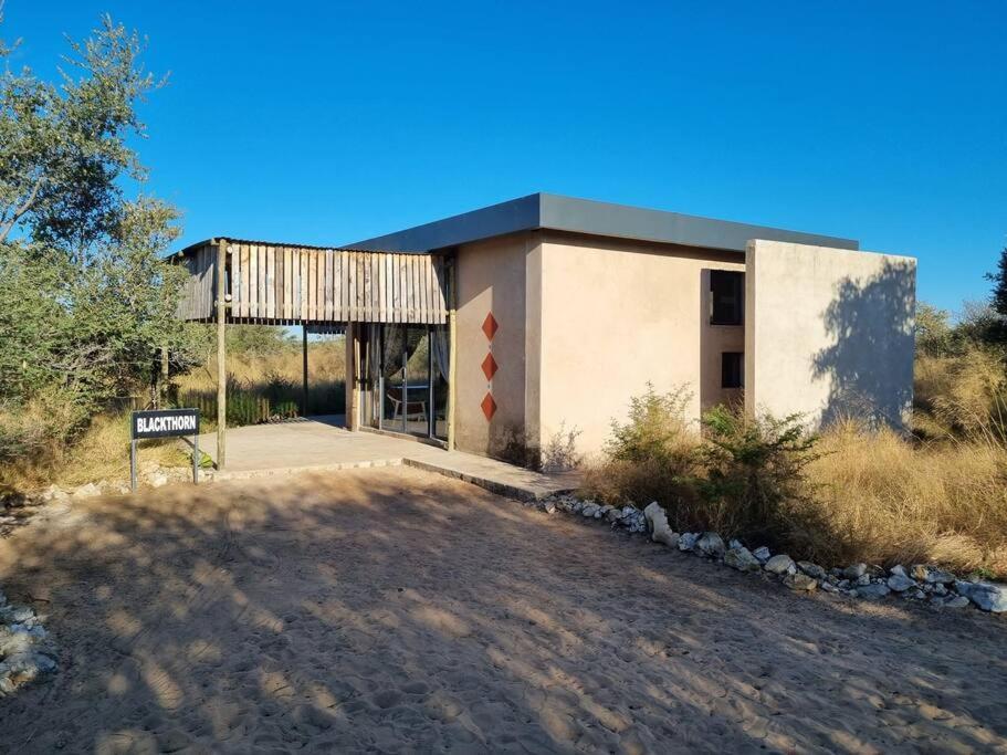 Hackberry House Black Thorn Cottage, Off Grid Khemsbok Екстер'єр фото